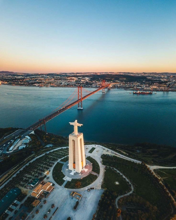 Vista aérea do Tejo, da ponte 25 de Abril e do Cristo Rei
